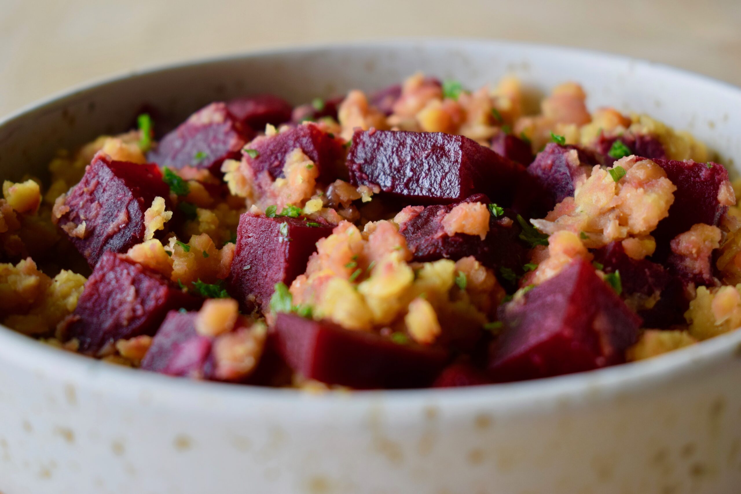 Rote Linsen-Rote Bete-Salat in einer weißen gesprenkelten Schale