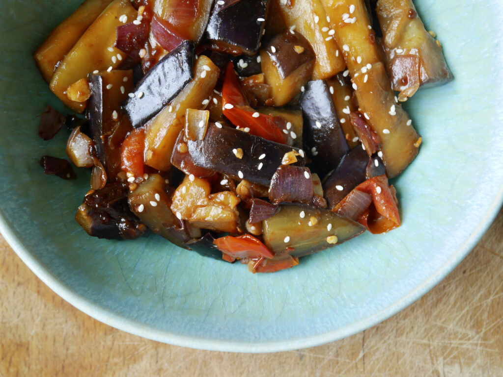 Chinesische Aubergine in einer blauen Keramikschale